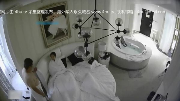 豪华浴缸房TP中年胖男约了位身材样貌很不错的大学美女啪