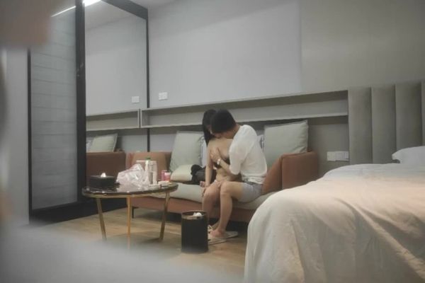 18岁反差婊闺蜜，视觉盛宴帝王视角，新搭档操逼猛哥，肉感小妞!骑坐，后入爆操汗流浃背